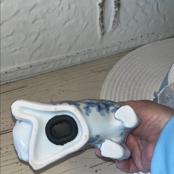 Elegant Blue and White Cat Figurine Bank - Picture 5 of 6